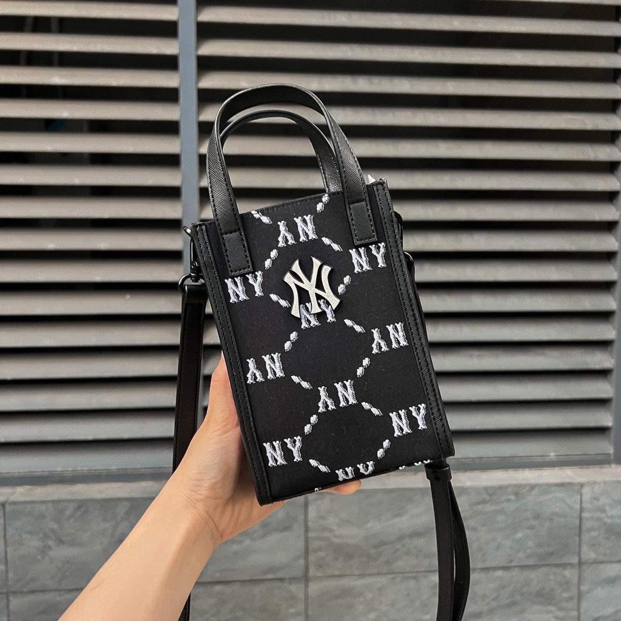 Túi MLB Monogram Hip Sack New York Yankees Black 3AHSM012N50BKS Dép chính hãng #26 Túi MLB Monogram Hip Sack New York Yankees Black 3AHSM012N50BKS Dép chính hãng